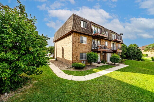 Building Photo - 2300 Glen Pointe Dr