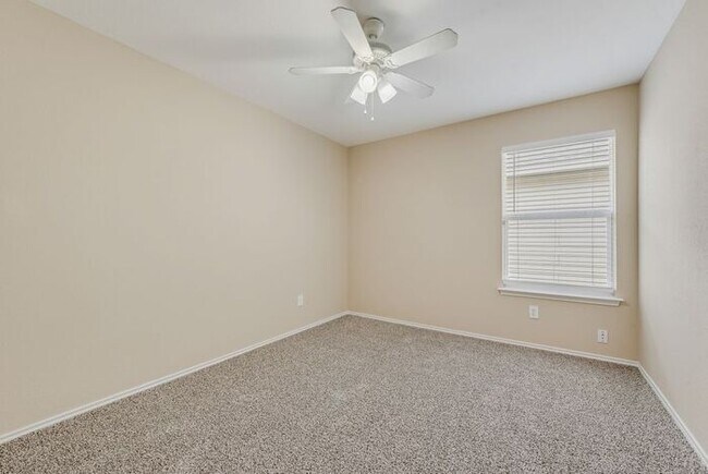 Building Photo - Newly updated home ready for move in