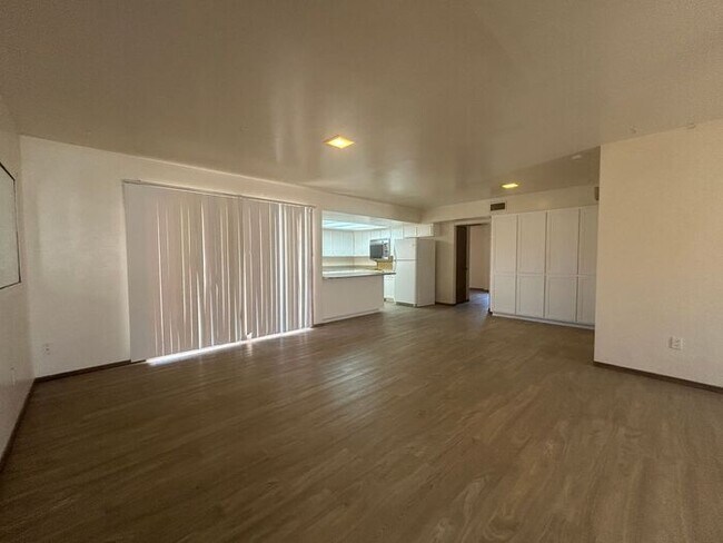 Building Photo - 2141 E Manhatton Dr