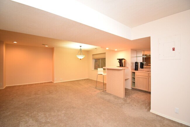 Building Photo - 2122 Rainbow Point Dr