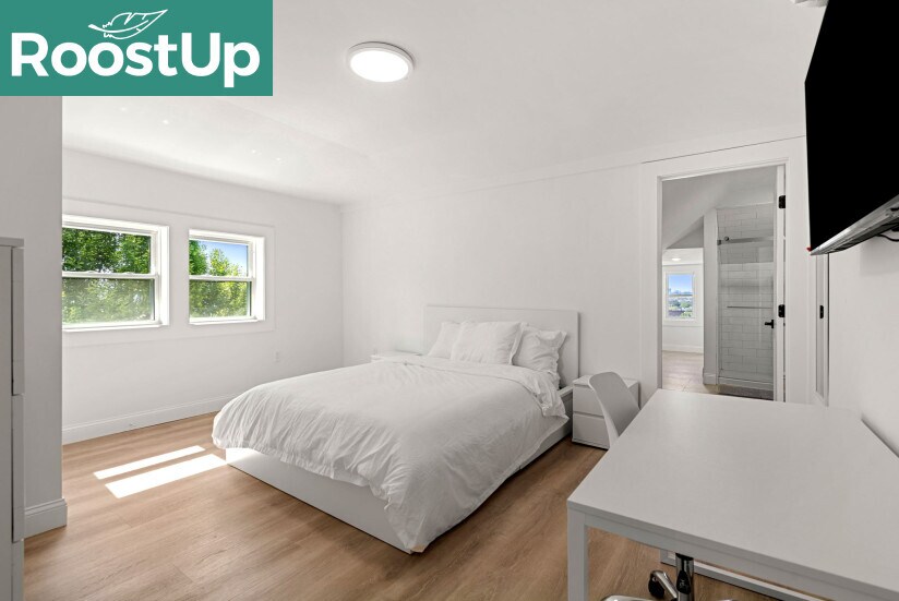 Building Photo - RoostUp Furnished Private Bedroom with Pri...
