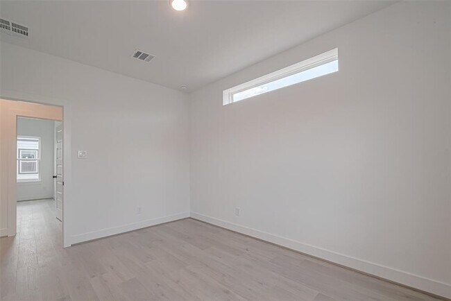 Building Photo - 1348 W 24th St