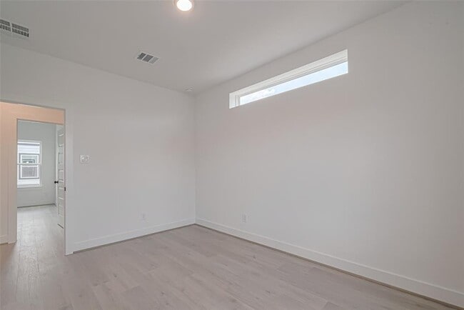 Building Photo - 1354 W 24th St