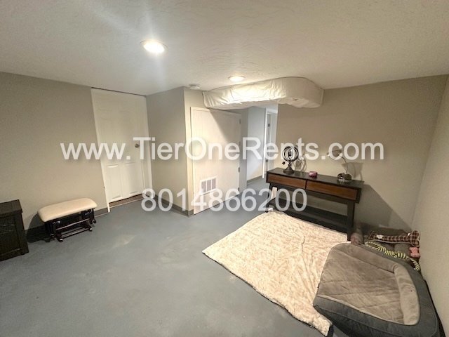 Building Photo - This property offers a NO DEPOSIT option available for qualified renters!