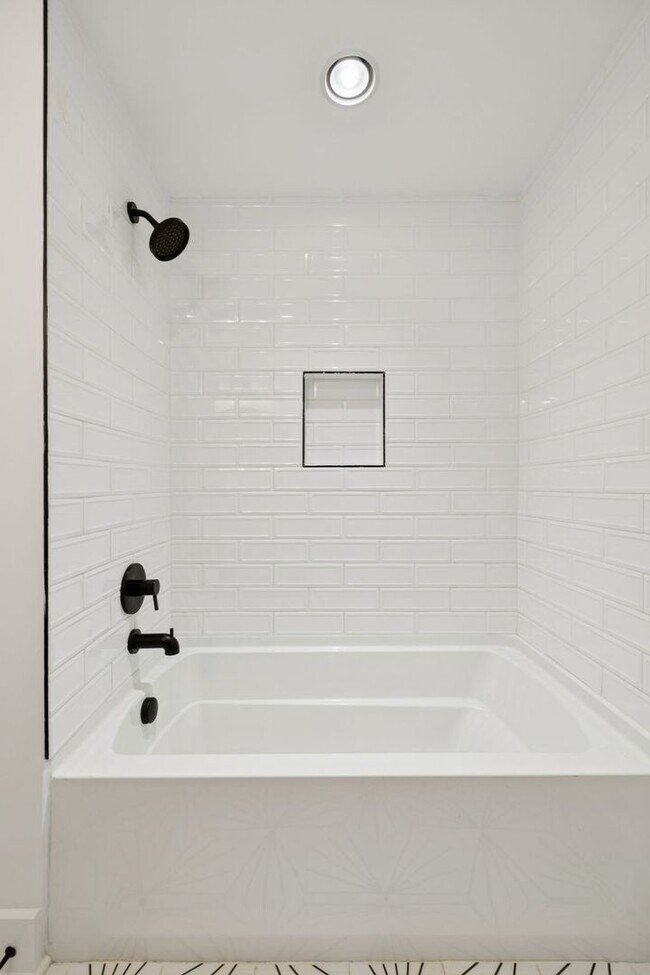 Building Photo - Beautifully Remodeled Home Just Minutes From Downtown Nashville