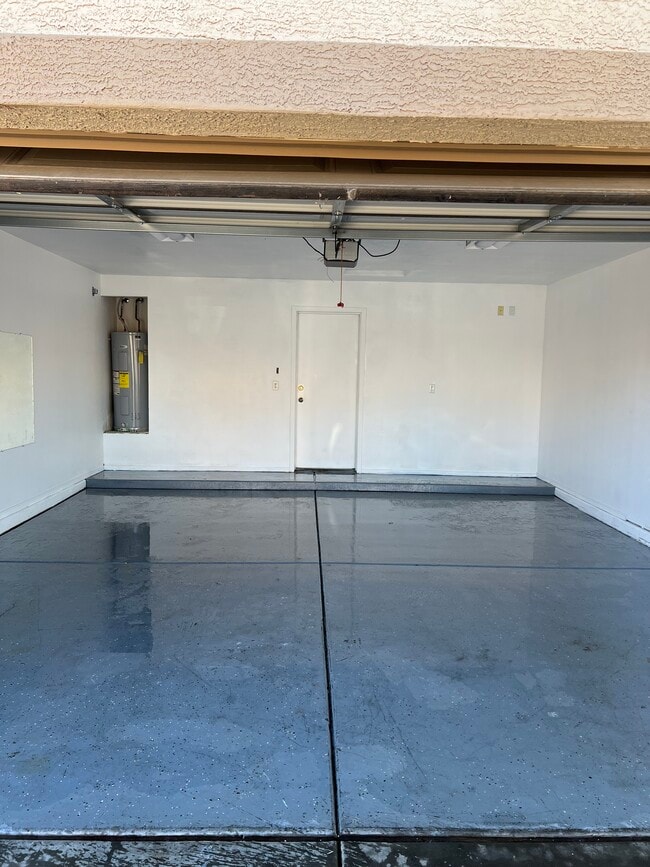 Building Photo - 1371 E 10th Pl