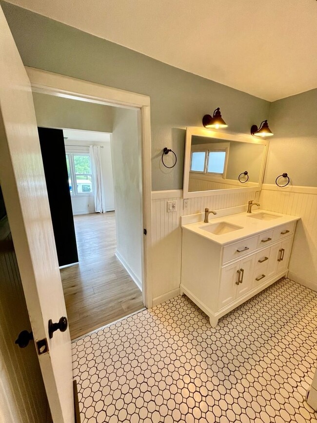 Building Photo - Beautifully Renovated 4-Bedroom Home Near West Blvd