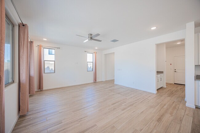 Building Photo - 7412 W Gardenia Ave