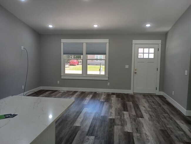 Building Photo - AVAILABLE NOW! 3 bed 2 bath Single Family home in Norton Shores!