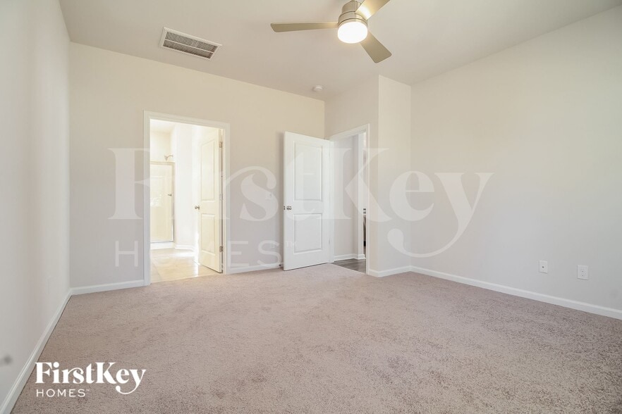 Building Photo - 530 Hillpark Ln