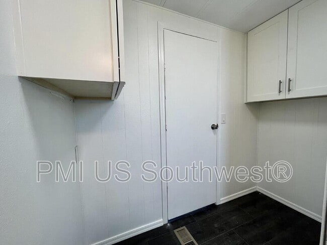 Building Photo - 437 Riverfront Dr