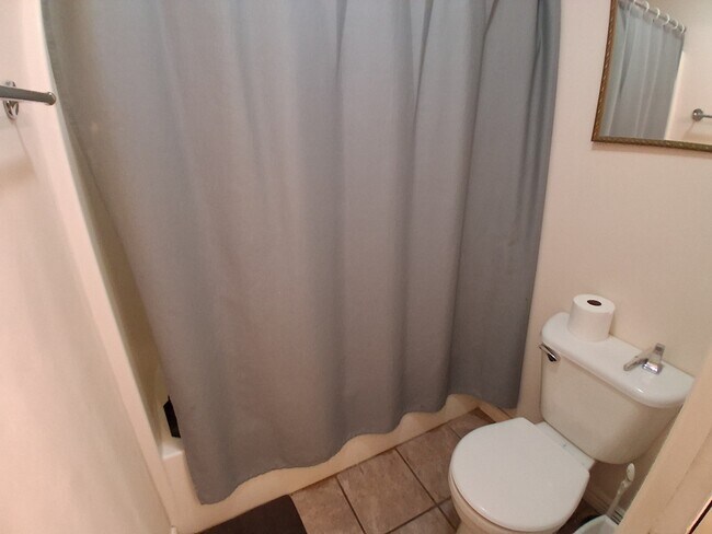 Building Photo - 652 E 700 N