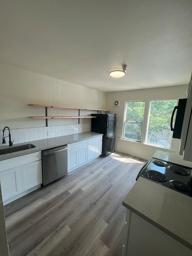 Building Photo - 2 Bedroom Apartment Available in Tacoma – Convenient Location!
