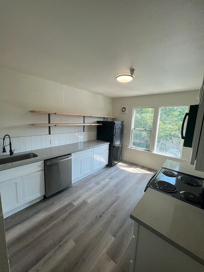 Building Photo - 2 Bedroom + Home Office - Apartment Available in Tacoma – Convenient Location!