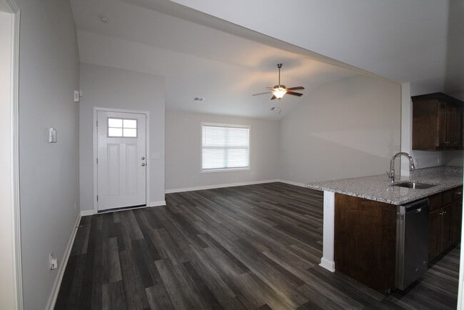 Building Photo - 581 Brushwood Dr