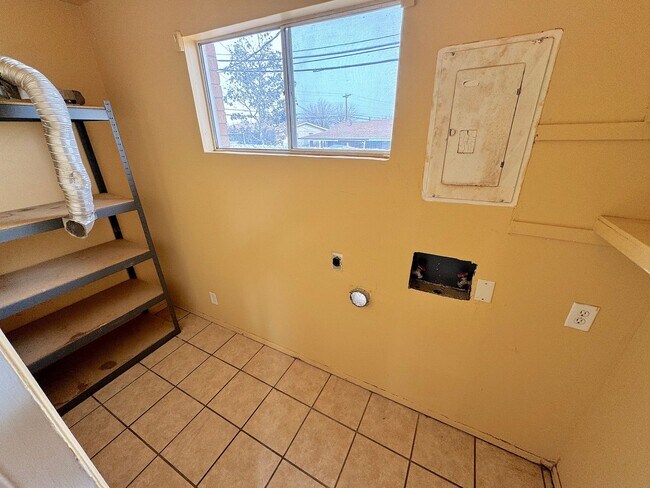 Building Photo - Northeast El Paso 4 Bed 2 Bath  Refrig A/C