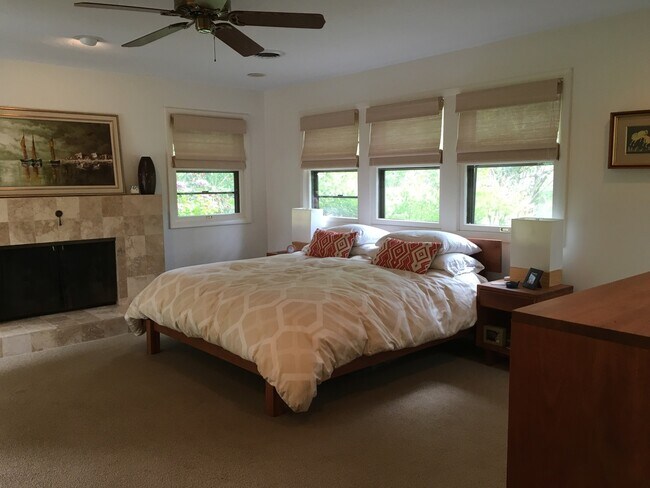 Building Photo - Lovely Mid Century Ranch in sought after West Slope neighborhood!