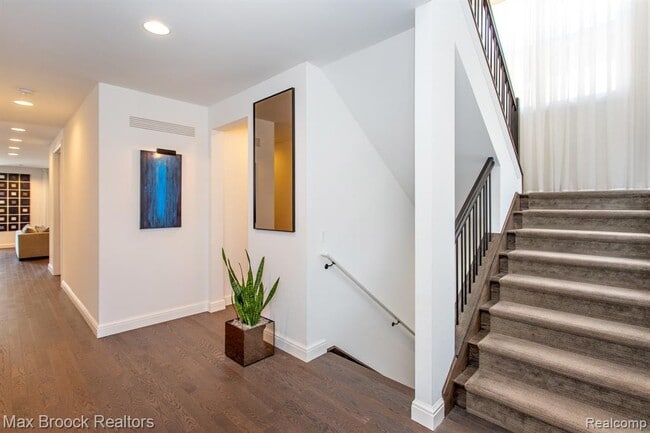 Building Photo - 25925 York Rd