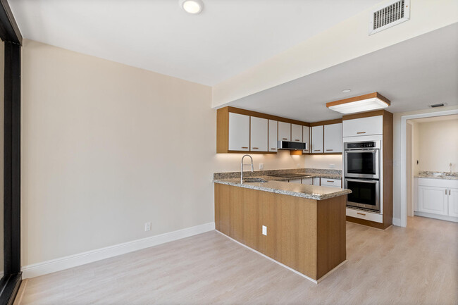 Building Photo - 525 S Flagler Dr