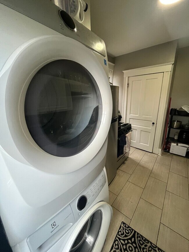 Building Photo - Five Bedroom Available for 26-27 School Year!