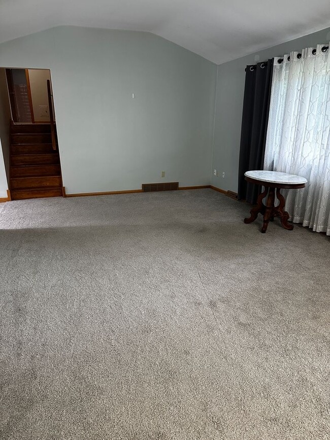 Building Photo - North Olmsted -5 Bedroom 2 1/2 bath large ...