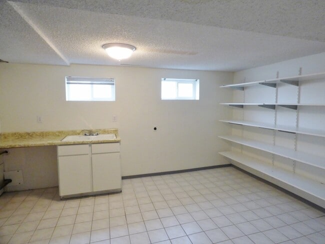 Building Photo - Remodeled 4 Bd Home with 23'x35' Heated Wo...