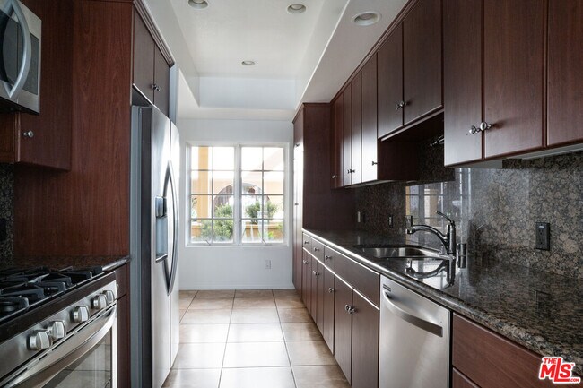 Building Photo - 851 N San Vicente Blvd