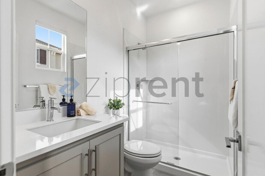 Building Photo - 37380 Watersail Way