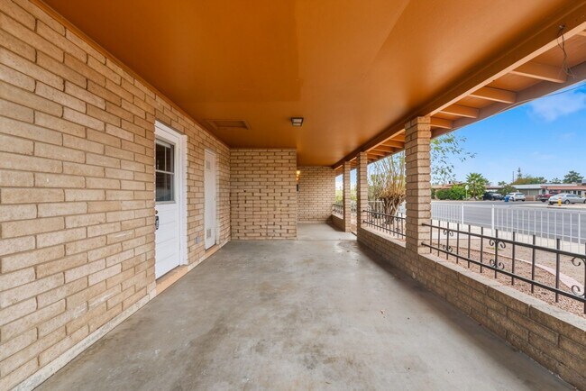Building Photo - Maintained Mesa rental offering comfort, convenience, and easy access to everything the East Vall...