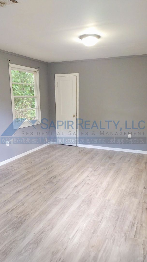 Building Photo - Charming 3-Bedroom Home - Move in by 12/15...