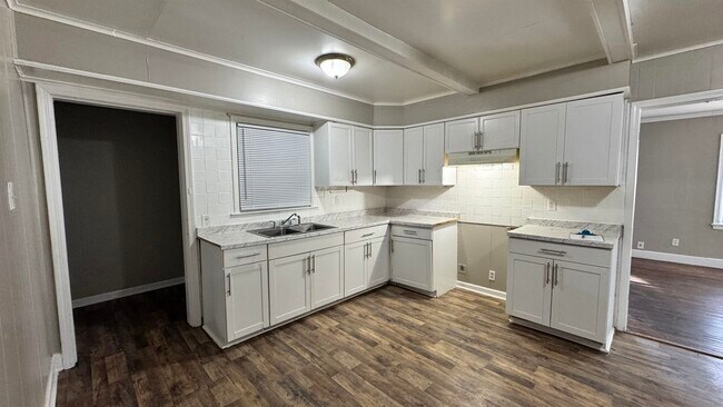 Building Photo - 1330 Victor Dr