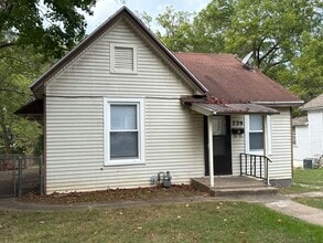Building Photo - 2 Bedroom House!  $750!!!