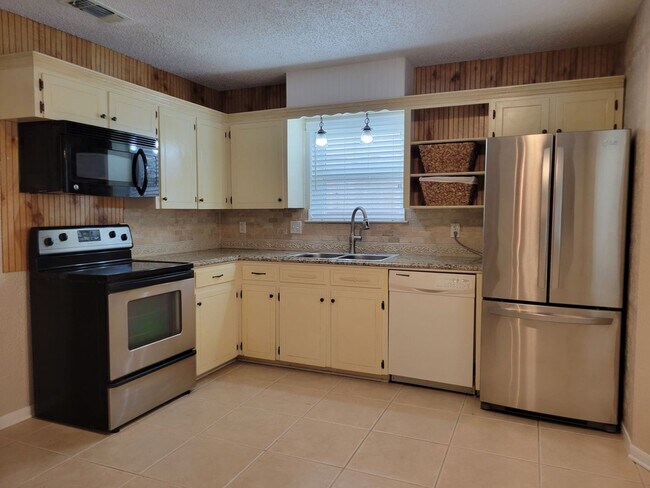 Building Photo - 3bd/2ba house close to major shopping, restaurants, and Ft. Hood!