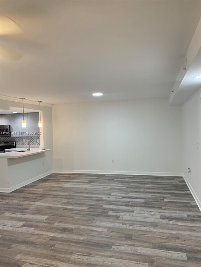 Building Photo - 323 Navarre Ave
