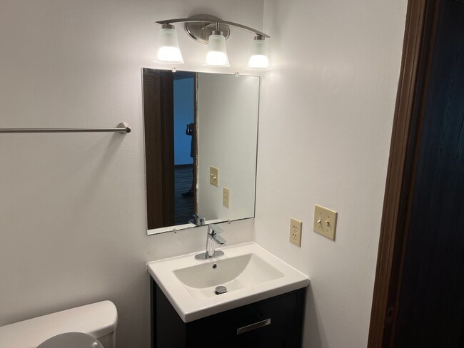 Building Photo - 4 Bedroom, 1.5 Bathroom Duplex on Blooming...