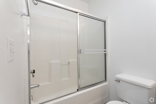 2BR, 2BA - 1,130 SF - Trailcrest Apartments