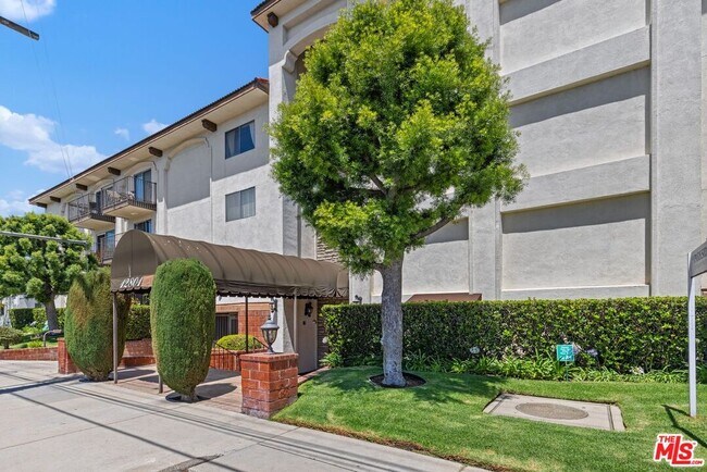 Building Photo - 12801 Moorpark St