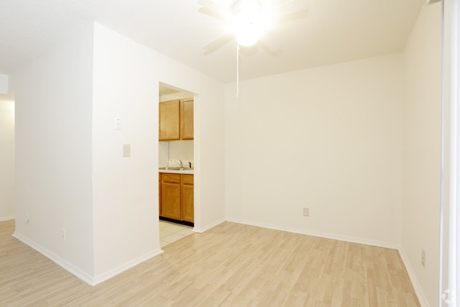 Building Photo - 908 N Broadway Ave