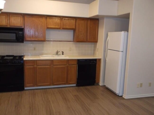 Building Photo - 820 Tangle Oaks Dr