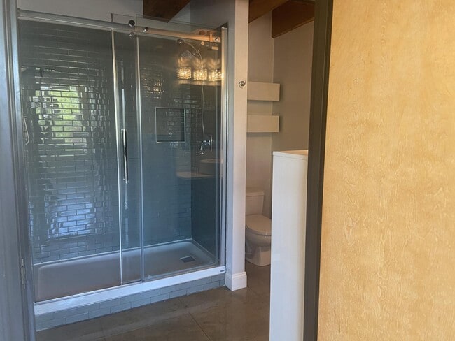 Building Photo - 904 E Pearson St