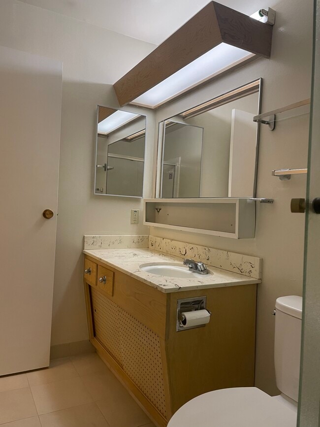 Bathroom - 280 Lee St