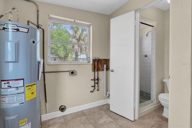 Building Photo - 333 72nd Ave