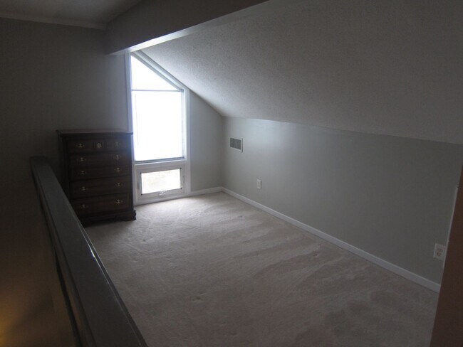 Building Photo - Highly Coveted 1 BD/1.5BA Loft Townhome in Waterwoods - Incl Utils