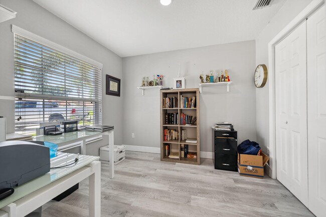 Building Photo - 249 SW Aubudon Ave