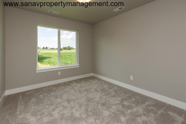 Building Photo - "Captivating Elegance in Urbandale: 3 Beds...