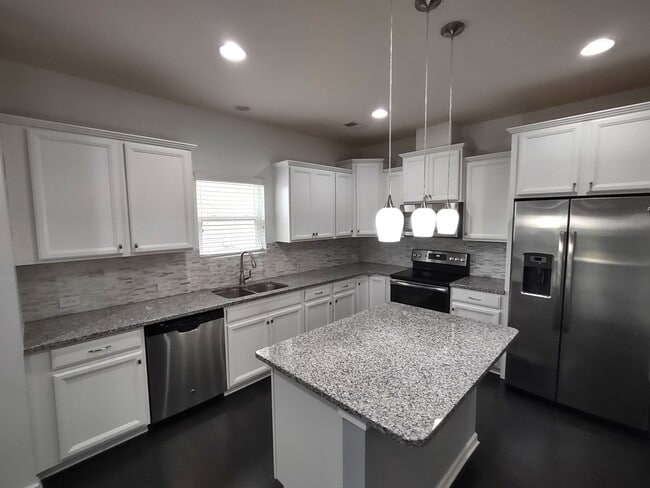 Building Photo - Beautiful Home located in the Clarabella C...