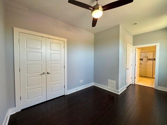 Building Photo - 6201 Felix Ave