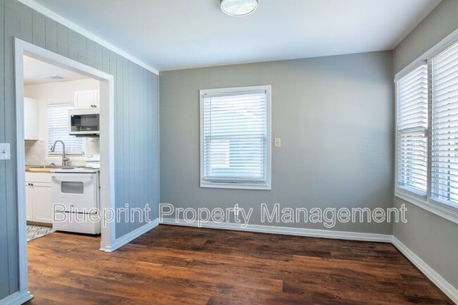 Building Photo - 513 10th Ave S