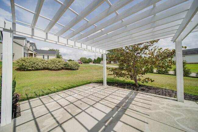 Building Photo - 120 Lantana Dr