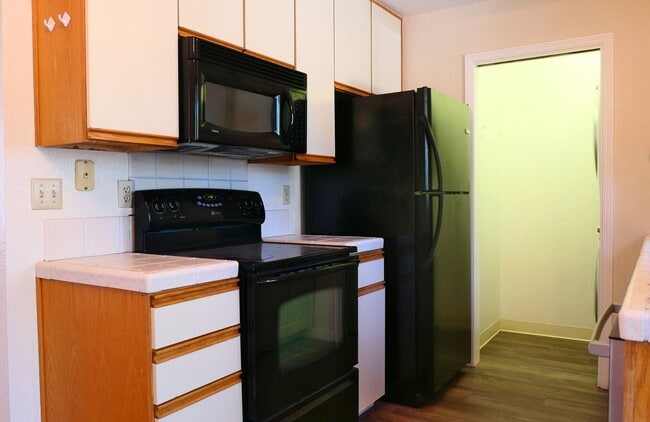 Building Photo - 2 bed/2 bath Condo with new flooring, balcony